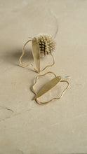 Load image into Gallery viewer, Free Flower Earrings- Brass
